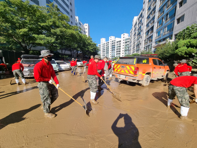 7일 오전 포항시 남구 인덕동 우방신세계 아파트 1, 2차 재난 복구 현장에서 해병대원들이 구슬땀을 흘리고 있다. 배형욱 기자