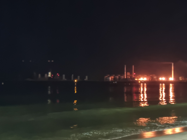 태풍 힌남노가 상륙한 6일 발생한 화재로 조업이 중단된 포항제철소에 모든 불빛이 꺼졌다. 배형욱 기자