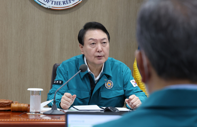 윤석열 대통령이 7일 서울 용산 대통령실 청사에서 태풍 힌남노 피해상황 긴급점검 국무회의를 주재하고 있다. 연합뉴스