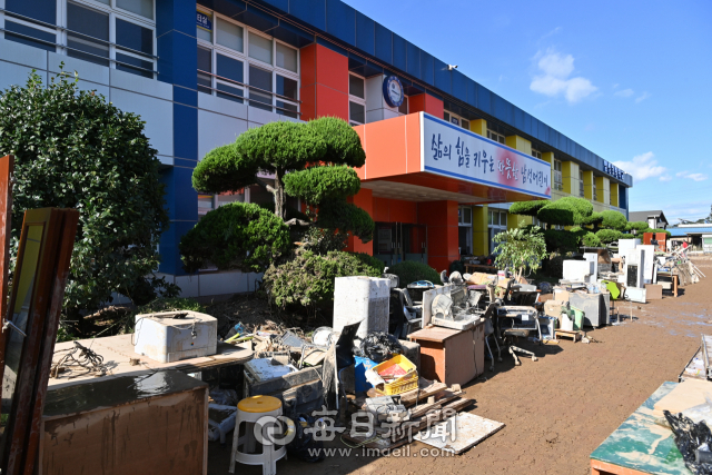 태풍으로 인해 침수피해를 당한 포항 남성초등학교에 학교 관계자들이 시설 복구를 위해 물에 젖은 기자재를 쌓아둔 모습. 경북교육청 제공