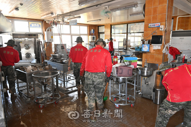 6일 해병대가 침수 피해를 당해 진흙탕으로 변한 포항지역 한 학교 조리실을 청소하고 복구하고 있다. 경북교육청 제공