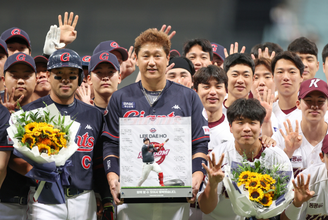 롯데자이언츠 이대호가 지난달 31일 서울 고척스카이돔에서 열린 은퇴 투어 행사에서 롯데·키움 선수들과 기념 촬영하고 있다. 연합뉴스