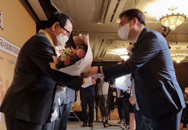 7일 사회복지의날 기념식에서 사회복지 현장에 헌신한 공로로 임영호 성림복지재단 이사장은 국민훈장동)백장을 수상했다. 성림복지재단 제공