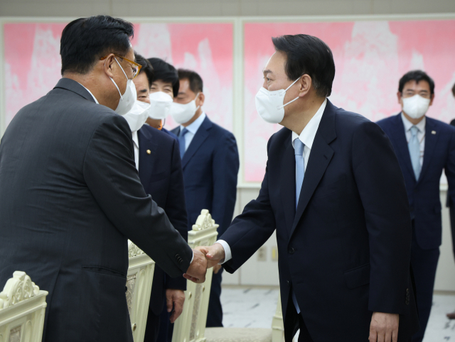 윤석열 대통령이 19일 서울 용산 대통령실 청사에서 열린 21대 국회 후반기 신임 국회의장단 초청 만찬에서 정진석 국회 부의장과 인사하고 있다. 왼쪽부터 정진석 국회 부의장, 김진표 국회의장, 김영주 부의장, 이광재 사무총장. 연합뉴스
