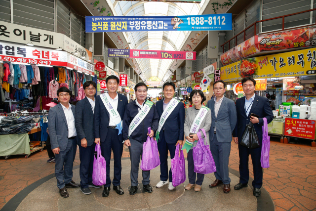 구미시의회는 7일 구미새마을중앙시장, 선산봉황시장을 방문해 추석명절 맞이 장보기 행사를 가졌다. 구미시의회 제공