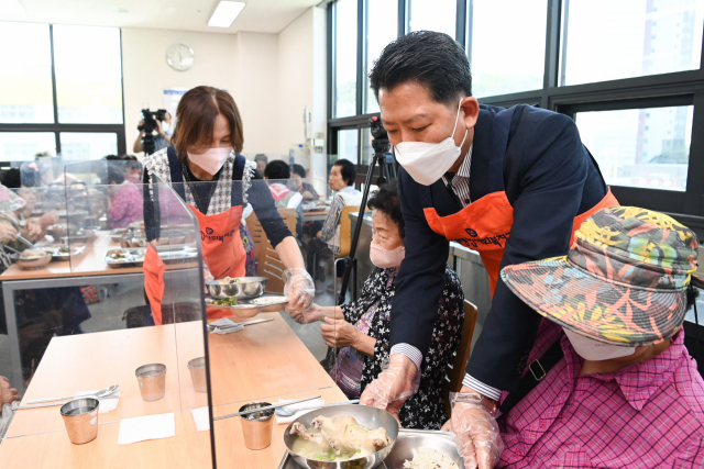 구미시는 추석 명절을 맞이해 사회복지시설을 방문해 위문 및 격려에 나섰다. 금오종합사회복지관에는 경로식당 배식봉사와 ㈜대가야의 후원품 전달식도 진행됐다. 구미시 제공