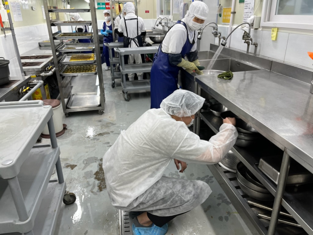 대구시가 추석 성수 식품 제조·판매시설의 기계 기구류의 청결 상태를 확인하고 있다. 대구시 제공