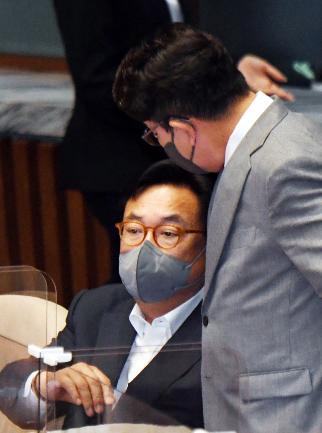 7일 오후 국회에서 열린 본회의에서 국민의힘 권성동 원내대표(오른쪽)와 정진석 국회부의장이 대화하고 있다. 연합뉴스