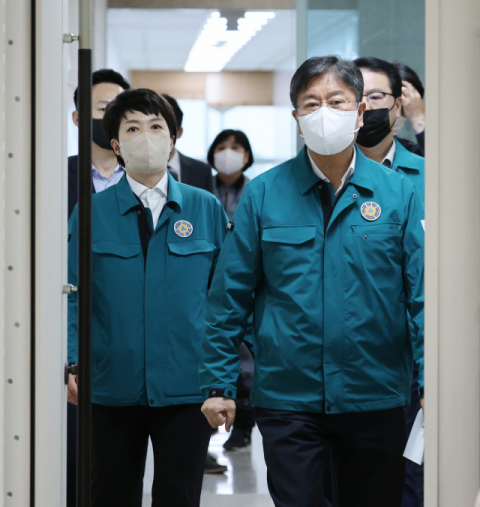김대기 대통령 비서실장이 7일 보건복지부 장관 후보자 및 대통령실 인사 발표를 위해 서울 용산 대통령실 청사 브리핑룸으로 입장하고 있다. 연합뉴스