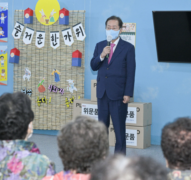 홍준표 대구시장이 7일 대구 서구 중리동에 있는 재가노인복지시설 