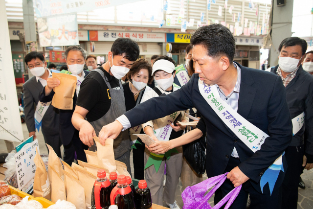 김장호 구미시장 등이 구미 선산봉황시장에서 추석명절 전통시장 장보기 행사를 하고 있다. 구미시 제공