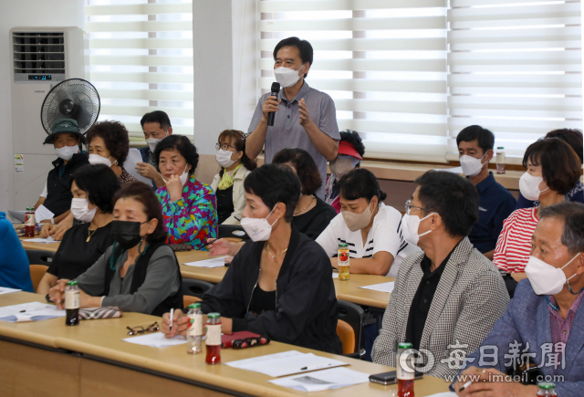 7일 달서구시청사유치범구민추진위원회와 주민들이 옛 두류정수장 부지 내 감삼동행정복지센터에 모여 대구시의 신청사 공간 축소 계획에 대한 대책 회의를 진행하고 있다. 우태욱 기자 woo@imaeil.com