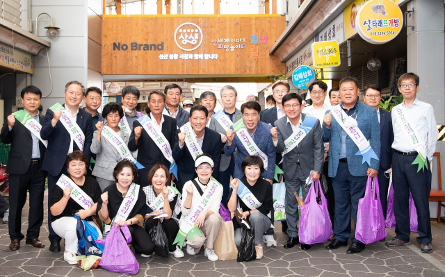 김장호 구미시장, 대구은행, 농협 등 관계자들이 구미 선산봉황시장에서 추석명절 전통시장 장보기 행사를 하고 있다. 구미시 제공