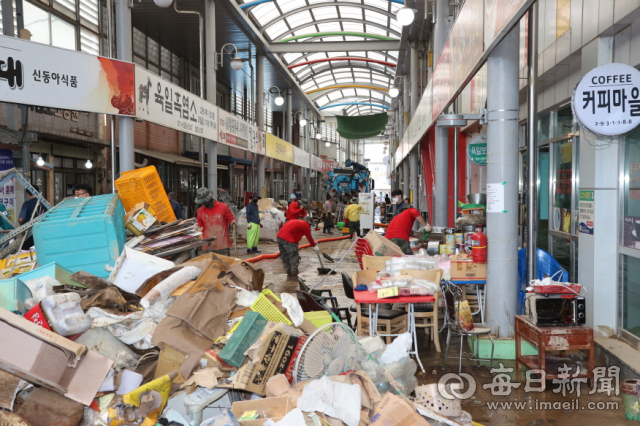 7일 포항시 남구 오천시장에서 군 장병들과 자원봉사자들이 피해 복구 현장을 돕고 있다. 포항시 제공