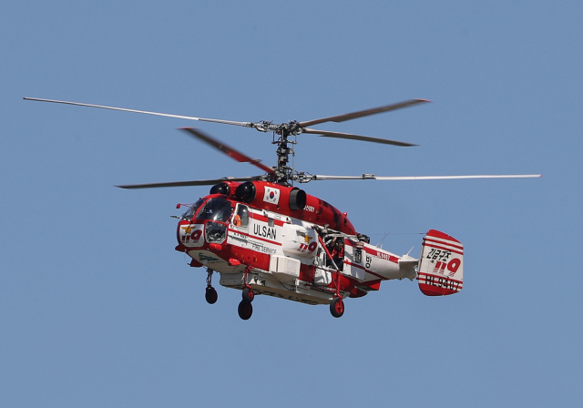 7일 오전 울산시 울주군 언양읍 일대에서 소방헬기가 실종자 수색을 하고 있다. 제11호 태풍 