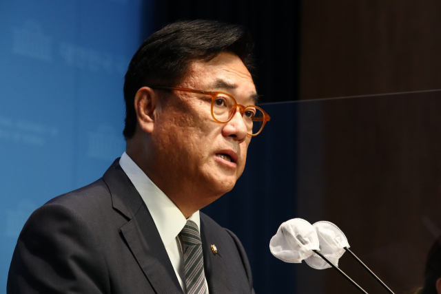 국민의힘 비상대책위원장직을 수락한 정진석 국회 부의장이 7일 오후 서울 여의도 국회 소통관에서 기자회견을 하고 있다. 정 부의장은 비대위원장을 맡기로 했다고 밝히며 