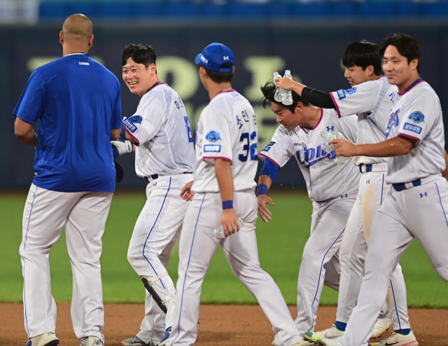 삼성라이온즈 이원석이 7일 대구삼성라이온즈파크에서 열린 키움히어로즈전에서 9회말 2사 만루 끝내기 안타를 쳐내고 동료들의 축하를 받고 있다. 삼성라이온즈 제공