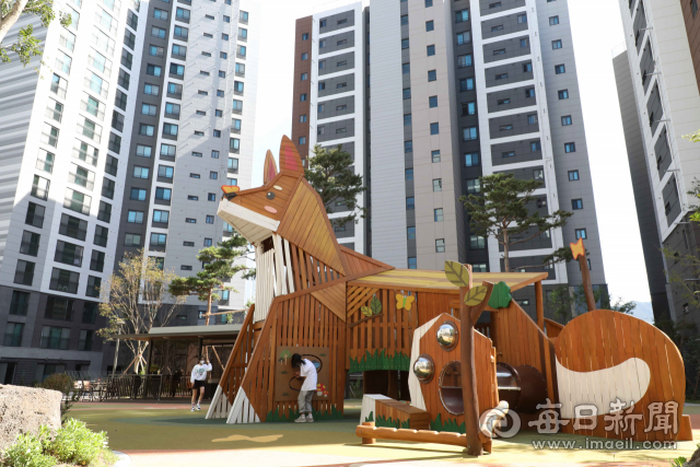동구의 한 신축 아파트 놀이터. 동물 테마의 최신식 놀이터가 들어섰다. 정운철 기자 woon@imaeil.com