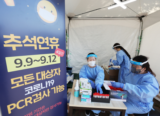 지난 7일 오후 경기도 용인시 영동고속도로 인천방향 용인휴게소에 코로나19 임시선별검사소가 운영되고 있다. 경기도는 귀성객 검사 편의를 위해 용인·안성(경부선 서울방향)·이천(중부선 하남방향)·화성(서해안선 서울방향) 등 4개 고속도로 휴게소 임시선별검사소를 오는 15일까지 운영한다. 9일부터 12일까지는 모든 대상자가 PCR 검사 가능하며 그 외 기간은 PCR 대상자만 검사가 가능하다. 연합뉴스