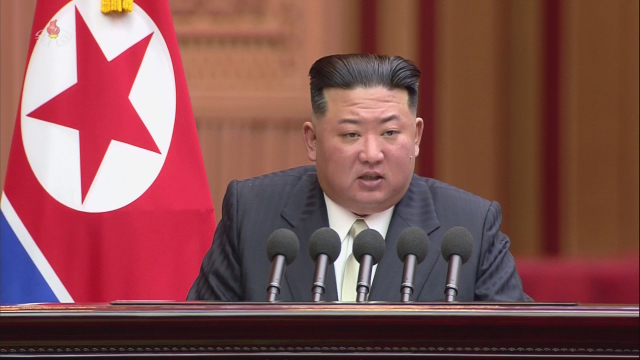 북한 최고인민회의 제14기 제7차회의 2일회의가 지난 8일 평양 만수대의사당에서 진행됐다고 조선중앙TV가 9일 보도했다. 회의에서 김정은 국무위원장이 미국의 궁극적인 목적은 정권 붕괴라며 절대로 핵을 포기하지 않겠다는 의지를 강하게 천명했다. [조선중앙TV 화면] [국내에서만 사용가능. 재배포 금지. For Use Only in the Republic of Korea. No Redistribution] 연합뉴스