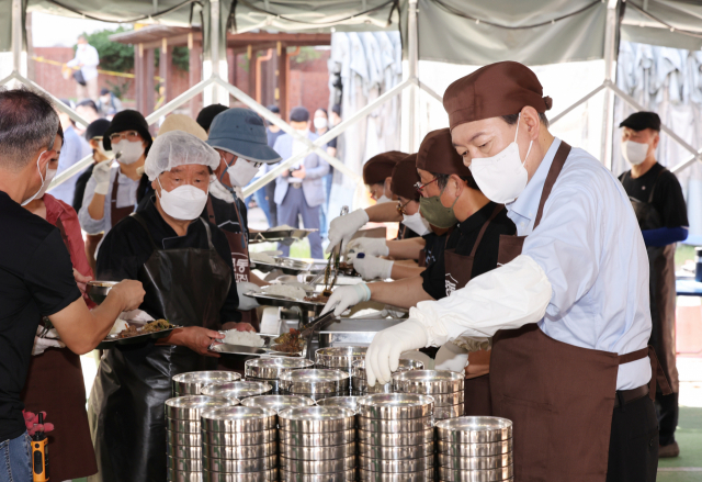 윤석열 대통령이 추석 연휴 첫날인 9일 서울 중구 명동성당 내 무료급식소인 명동밥집에서 배식 봉사를 하고 있다. 연합뉴스