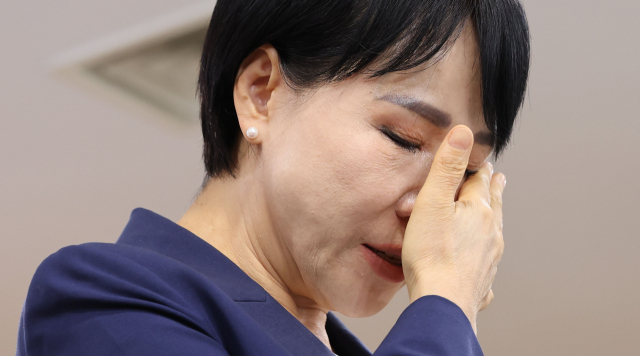 전현희 국민권익위원장이 지난달 8일 정부서울청사 브리핑실에서 감사원의 감사 재연장에 대한 입장을 발표하던 중 눈물을 닦고 있다. 연합뉴스