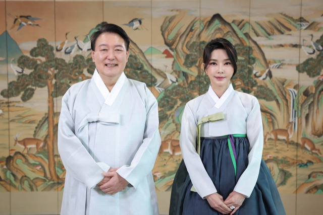 윤석열 대통령이 올해 설 명절 인사 영상을 김건희 여사 대신 참모진과 함께 촬영한 것으로 알려졌다. 그동안 윤 대통령이 김 여사와 함께 한복을 입고 명절 인사를 하던 관례를 깬 것으로 김 여사의 명품 가방 수수 의혹을 둘러싼 논란이 커진 결과라는 해석이 나온다. 사진은 지난해 윤석열 대통령과 부인 김건희 여사가 영상으로 추석 인사를 전하는 모습. 연합뉴스