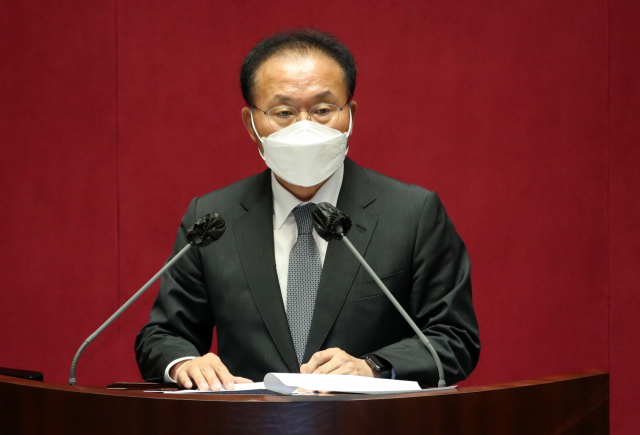 윤재옥 외교통일위원회 위원장이 1일 오후 서울 여의도 국회 본회의장에서 열린 제400회 국회(정기회) 제1차 본회의에서 한미 자유무역협정(FTA)에 기반한 미국의 한국산 전기차 세제지원 촉구 결의안(대안)관련 제안설명을 하고 있다. 연합뉴스