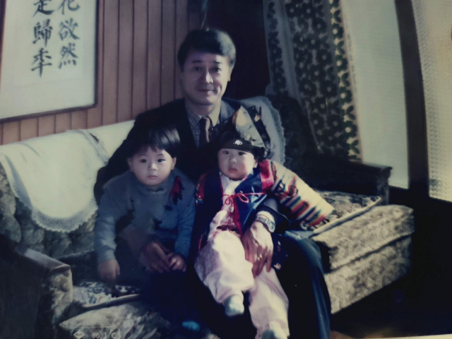 방승억(사진 왼쪽) 씨의 어린 시절때 외할아버지와 함께 있을 때 사진. 가족 제공.