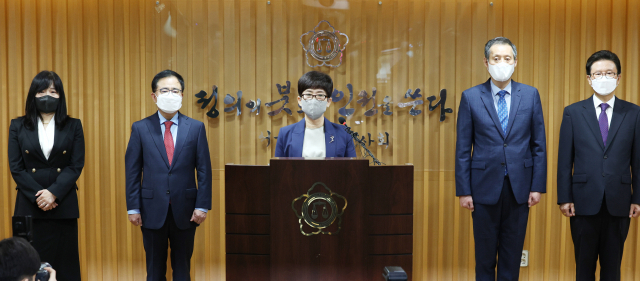 공군 성폭력 피해자 고(故) 이예람 중사 사망 사건을 100일간 수사한 안미영 특별검사가 13일 서울 서초구 서울지방변호사회관에서 수사 결과를 발표하고 있다. 연합뉴스