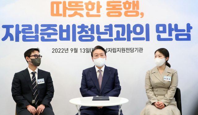 윤석열 대통령이 13일 충남 아산시 충남자립지원전담기관인 희망디딤돌 충남센터에서 열린 자립준비청년 간담회에서 발언하고 있다. 연합뉴스
