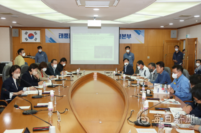포항 철강산업단지관리공단에서 국회 산업통산자원중소벤처기업위원회 소속 국민의힘 국회의원들과 지역경제계 및 피해기업 관계자 등이 모여 태풍 