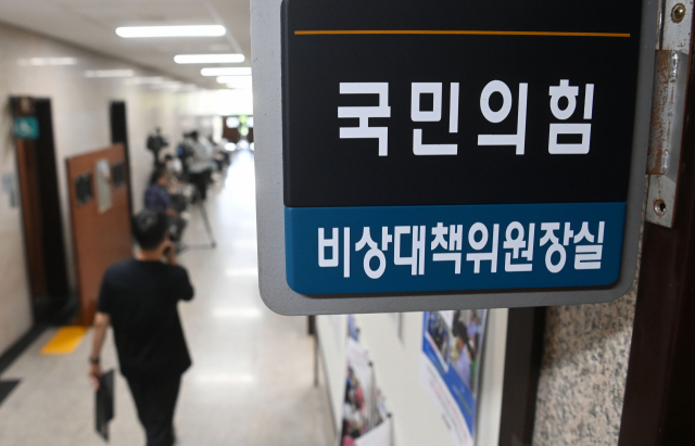 법원이 국민의힘 주호영 비상대책위원장의 직무 집행을 본안판결 확정 때까지 정지해야 한다며 이준석 전 국민의힘 대표가 국민의힘을 상대로 제기한 당 비상대책위원회 효력정지 가처분 신청을 일부 인용한 지난달 26일 서울 여의도 국회 국민의힘 비상대책위원장실 앞이 취재진들로 분주한 모습을 보이고 있다. 연합뉴스