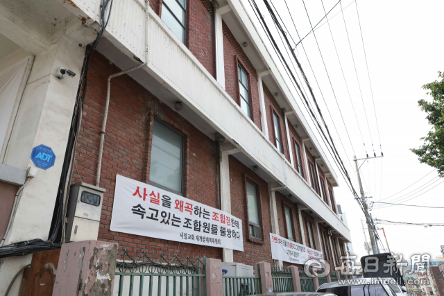 13일 대구 달서구의 한 아파트 재개발 사업지 구역 내 교회 건물 처마가 0.3m 가량 도로 용지 밖으로 튀어나와 있다. 정운철 기자 woon@imaeil.com