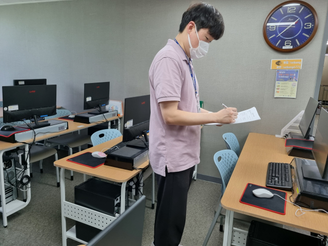 대구시교육청 관계자가 코딩 관련 학원을 점검하고 있다. 대구시교육청 제공