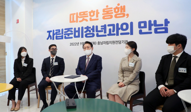 윤석열 대통령이 13일 충남 아산시 충남자립지원전담기관인 희망디딤돌 충남센터에서 열린 자립준비청년 간담회에서 발언하고 있다. 연합뉴스