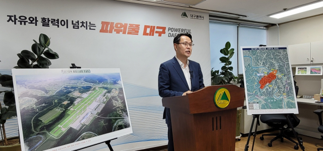 대구시 배석주 신공항건설본부장이 18일 대구경북통합신공항 건설 기본계획 수립 관련 기자회견을 열어 이전 사업 청사진을 제시하고 있다. 연합뉴스