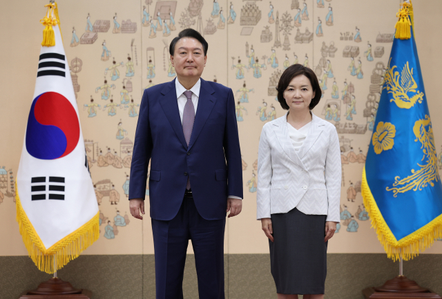 윤석열 대통령이 13일 오후 서울 용산 대통령실 청사에서 박상미 주유네스코 대사에게 임명장을 수여한 뒤 기념촬영을 하고 있다. 연합뉴스