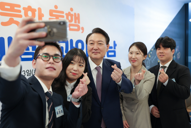 윤석열 대통령이 13일 충남 아산시 충남자립지원전담기관인 희망디딤돌 충남센터에서 열린 자립준비청년 간담회를 마친 뒤 참석자들과 기념촬영을 하고 있다. 연합뉴스