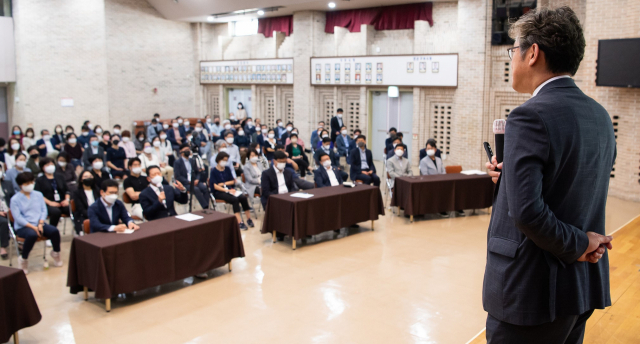 안기현 한국반도체산업협회 전무가 구미시청 강당에서