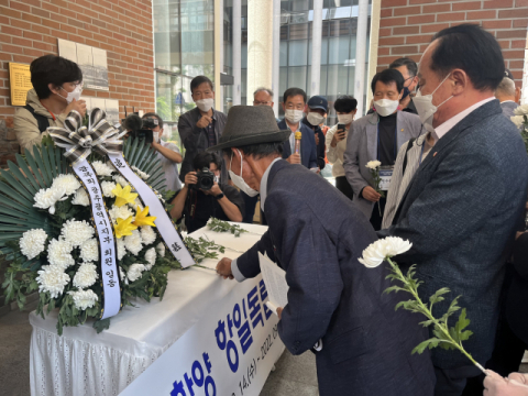 14일 오전 12시 삼덕교회 옛 대구형무소 터에서 거행된 추모제에서 심남일 의병장의 손자 만섭(80) 씨가 헌화하고 있다. 김세연 기자