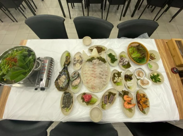 해당 횟집 점주의 아들이 평소에 판매하는 9만원짜리 회라면서 공개한 사진. 온라인 커뮤니티 캡처