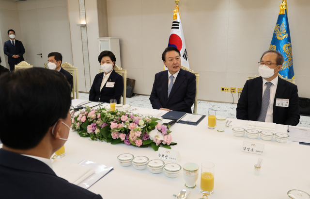 윤석열 대통령이 14일 서울 용산 대통령실에서 열린 국민의힘 반도체산업경쟁력강화특위 오찬에서 발언을 하고 있다. 연합뉴스