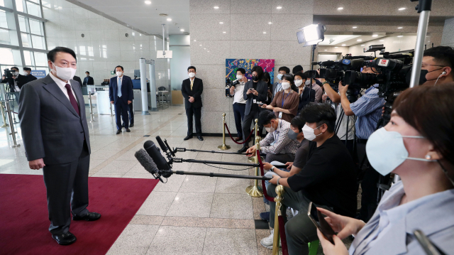 윤석열 대통령이 15일 오전 서울 용산 대통령실 청사로 출근, 취재진의 질문에 답하고 있다. 연합뉴스