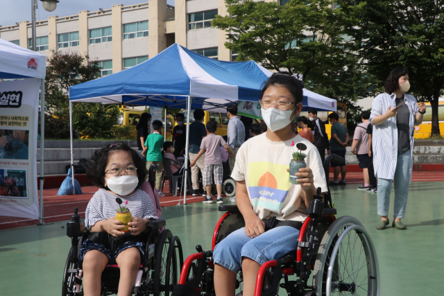 지난 14일 대구 남구 대명동 5개 특수학교 운동장에서 열린 성산창업동아리 페스티벌에서 학생들이 캔을 재활용해 화분을 만드는 등 다양한 활동을 하면서 즐거운 시간을 보내고 있다. 대구시교육청 제공
