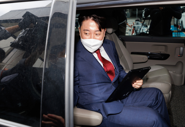 국민의힘 이준석 전 대표가 14일 오전 서울 양천구 서울남부지방법원에서 열린 국민의힘 당헌 효력 정지 가처분 심문을 마친 뒤 법원을 떠나기 위해 차에 타고 있다. 연합뉴스