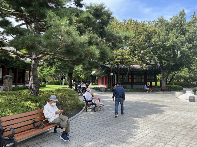 15일 오후 중구 경상감영공원을 찾은 노인들이 벤치에 앉아 이야기를 나누고 있다. 김세연 기자