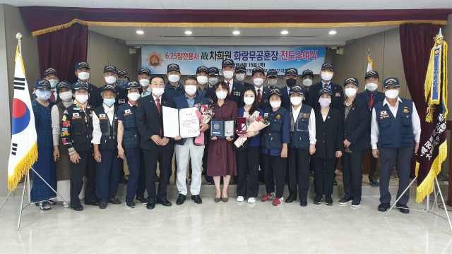 대한민국 무공수훈자회 대구시지부 달성군지회에서 달성군 현풍읍에 거주하는 화랑무공훈장 서훈대상자 고 차희원 조카 차준철에게 화랑무공훈장을 전달했다. 무공수훈자회 달성군지회 제공.