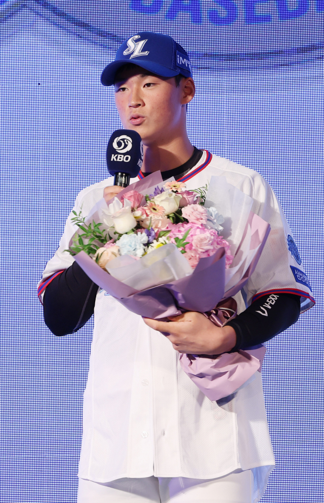 15일 오후 서울 웨스틴 조선호텔에서 열린 2023 KBO 신인드래프트. 1라운드에서 삼성 라이온즈에 지명된 이호성이 소감을 말하고 있다. 연합뉴스