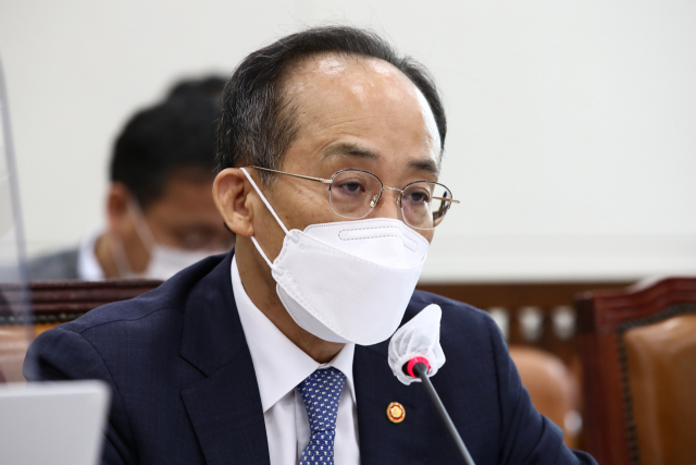 추경호 부총리 겸 기획재정부 장관이 15일 오전 국회에서 열린 기획재정위원회 전체회의에서 의원질의에 답변하고 있다. 연합뉴스